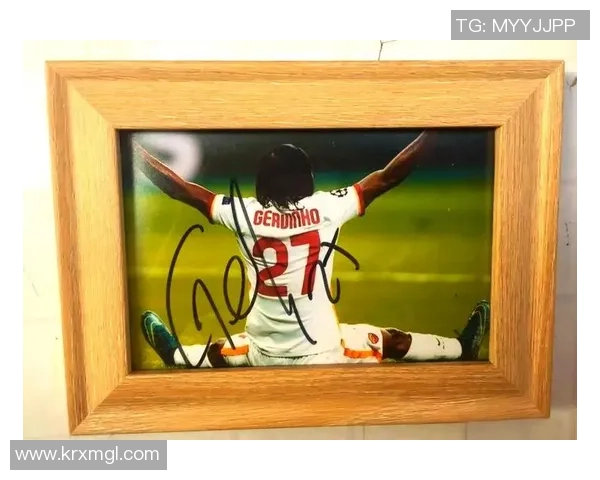 足球巨星亲笔签名镜头收藏揭秘球迷热爱与珍藏价值分析 足球巨星亲笔签名镜头收藏揭秘球迷热爱与珍藏价值分析